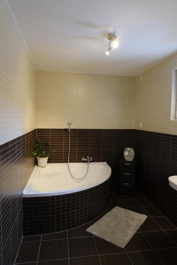 Kajari Apartmanhaz Balatonfőkajár Zewnętrze zdjęcie